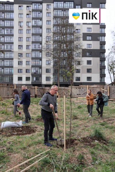 Розібрали будівельний паркан та висадили дерева: франківці зібралися на "пікнік" проти забудови (ФОТО) 23 IMG 9292 2 scaled