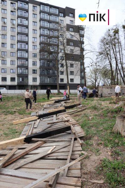 Розібрали будівельний паркан та висадили дерева: франківці зібралися на "пікнік" проти забудови (ФОТО) 24 IMG 9409 2 scaled