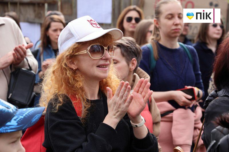 Розібрали будівельний паркан та висадили дерева: франківці зібралися на "пікнік" проти забудови (ФОТО) 7 IMG 9619 2 scaled