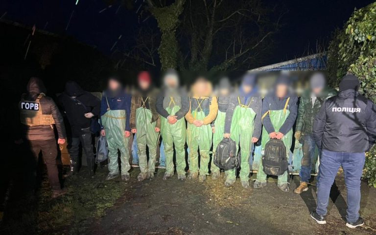 На Одещині вісім чоловіків у хімічних костюмах намагалися перетнути кордон (ВІДЕО)
