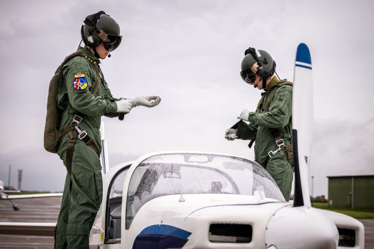 У Британії показали випуск перших пілотів ЗСУ, які навчалися на F-16 7 У Британії показали випуск перших пілотів ЗСУ, які навчалися на F-16