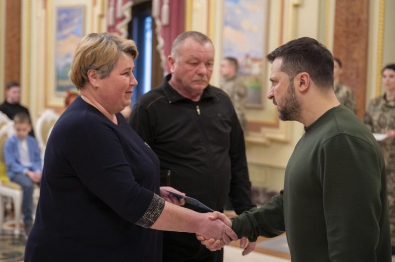 Зеленський вручив сертифікат на житло мамі полеглого льотчика з Прикарпаття Степана Тарабалки 1 Зеленський вручив сертифікат на житло мамі полеглого льотчика з Прикарпаття Степана Тарабалки