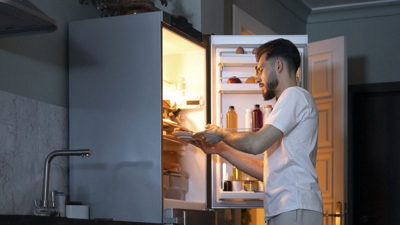 Чому холодильник не можна ставити впритул до стіни: корисні поради