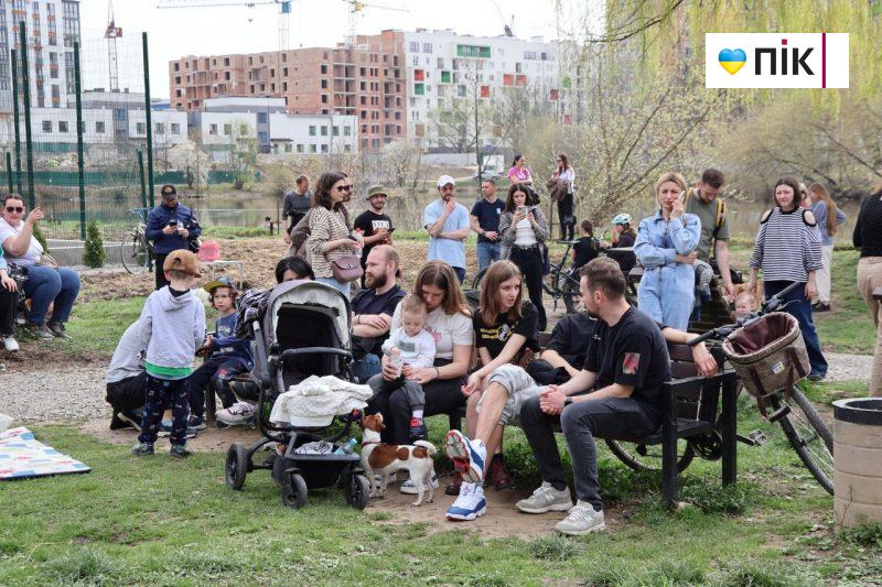 Розібрали будівельний паркан та висадили дерева: франківці зібралися на "пікнік" проти забудови (ФОТО) 12 photo1711897167 1 scaled