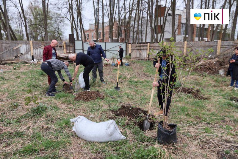 Розібрали будівельний паркан та висадили дерева: франківці зібралися на "пікнік" проти забудови (ФОТО) 8 photo1711897167 10 scaled