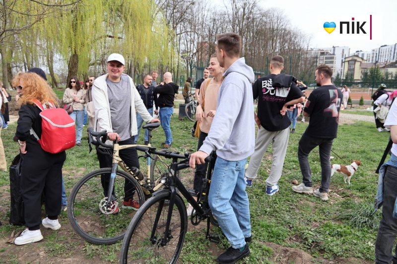 Розібрали будівельний паркан та висадили дерева: франківці зібралися на "пікнік" проти забудови (ФОТО) 10 photo1711897167 2 scaled
