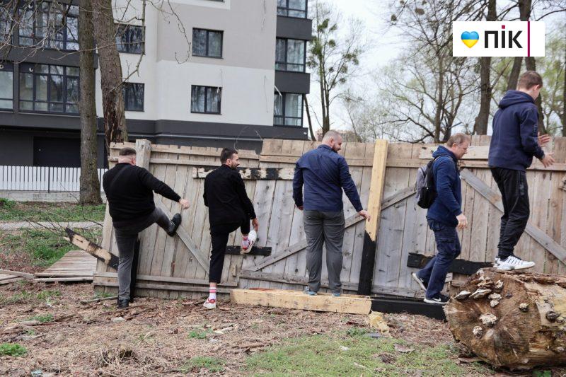 Розібрали будівельний паркан та висадили дерева: франківці зібралися на "пікнік" проти забудови (ФОТО) 6 photo1711897167 5 scaled
