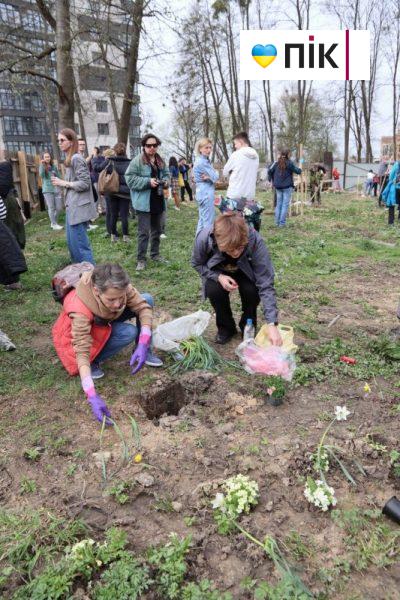 Розібрали будівельний паркан та висадили дерева: франківці зібралися на "пікнік" проти забудови (ФОТО) 19 photo1711897167 6 scaled