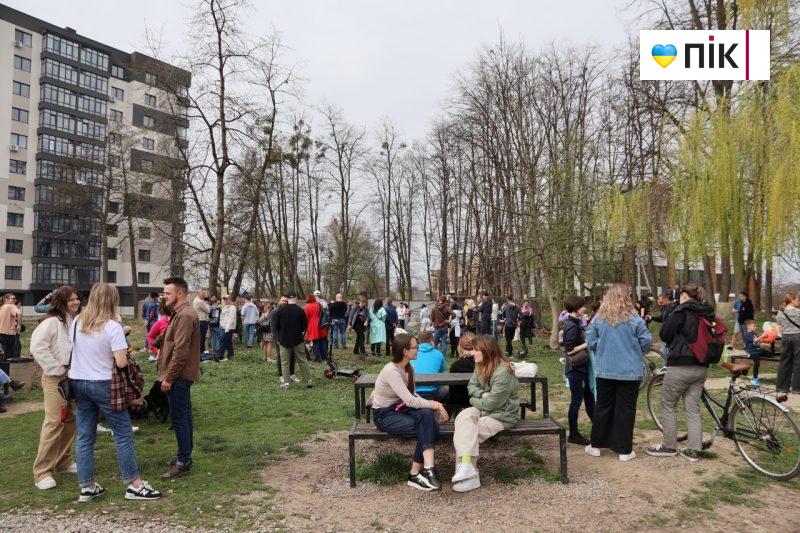 Розібрали будівельний паркан та висадили дерева: франківці зібралися на "пікнік" проти забудови (ФОТО) 11 photo1711897167 7 scaled