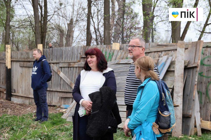 Розібрали будівельний паркан та висадили дерева: франківці зібралися на "пікнік" проти забудови (ФОТО) 9 photo1711897167 8 scaled
