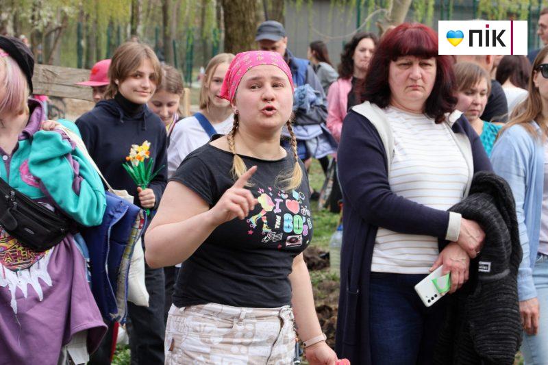 Розібрали будівельний паркан та висадили дерева: франківці зібралися на "пікнік" проти забудови (ФОТО) 13 photo1711897493 7 scaled