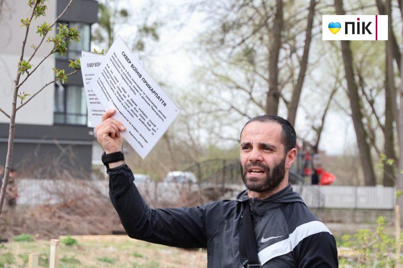 Розібрали будівельний паркан та висадили дерева: франківці зібралися на "пікнік" проти забудови (ФОТО) 17 photo1711897493 8 scaled