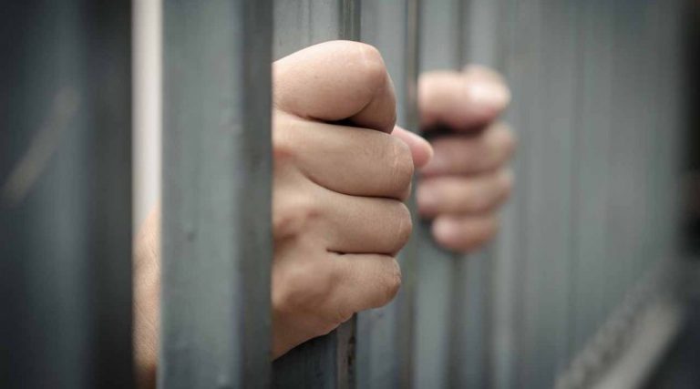 Оголосили підозру двом молодикам, які нападали на перехожих у Франківську 8 x1080