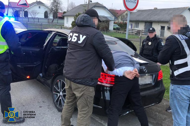 Тисою, або гірськими лісами: на Прикарпатті викрили злочинну групу, яка переправляла ухилянтів за кордон (ФОТО) 4 03