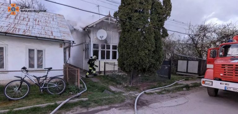 На пожежі житлового будинку на Прикарпатті вогнеборці врятували жінку (ФОТО) 2 1 3