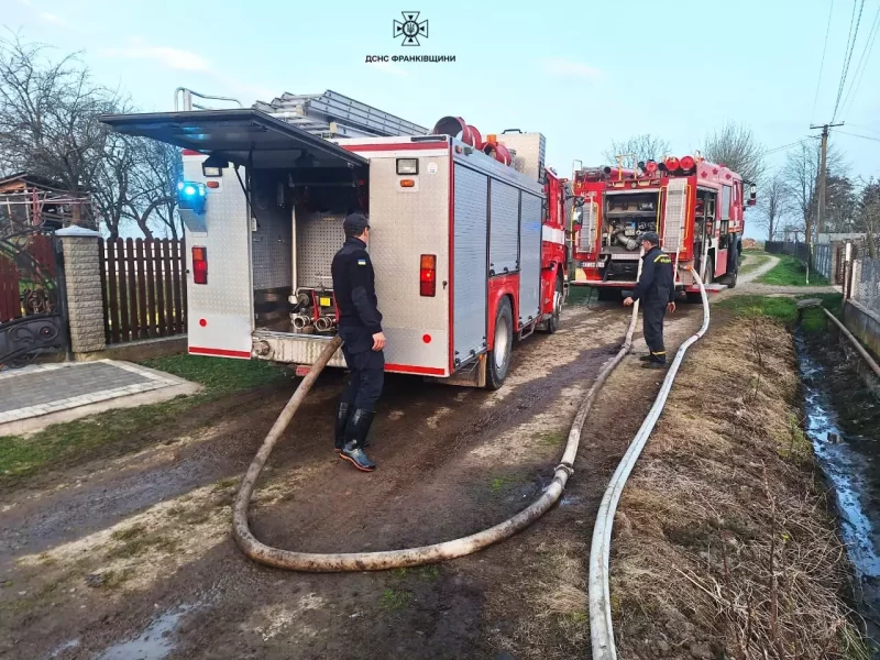 На Калущині рятувальники годину гасили пожежу господарського комплексу (ФОТО)