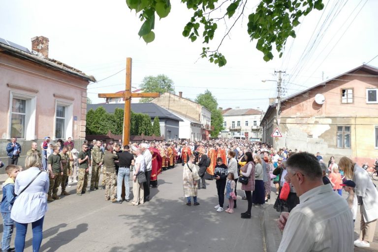 У Калуші після чотирьохрічної перерви провели загальноміську Хресну дорогу (ФОТО) 1 У Калуші після чотирьохрічної перерви провели загальноміську Хресну дорогу (ФОТО)
