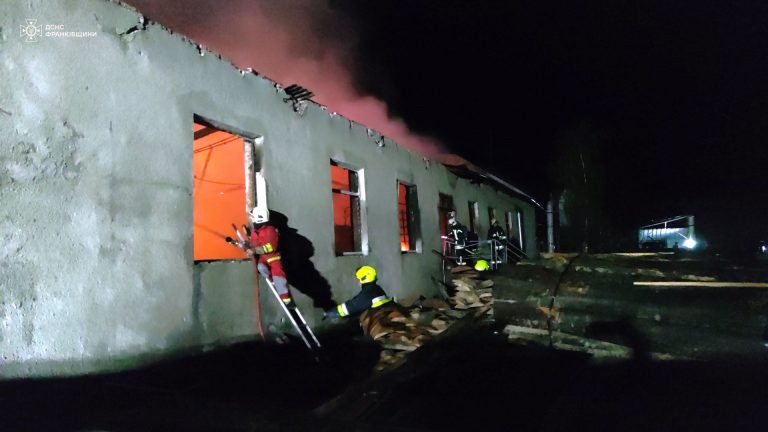 Пожежу на підприємстві у Богородчанах гасили 38 надзвичайників (ФОТО)