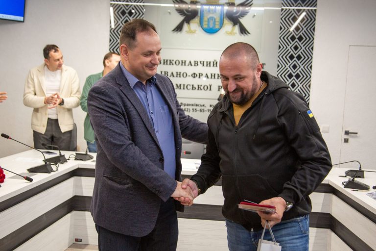 У Франківську директора Муніципальної інспекції відзначили медаллю "За оборону Києва" (ФОТО) 10 436426472 1007481604281429 4973831507675291564 n