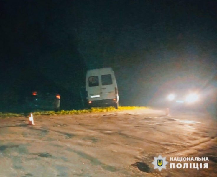 У Калуші зіткнулися "Volkswagen Golf" та "Mercedes-Benz Sprinter": троє людей постраждали (ФОТО)