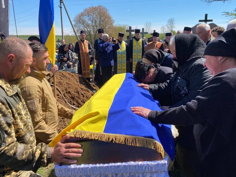 Віддав життя за свободу: на Городенківщині провели в останню путь солдата Петра Гулина (ФОТО) 1 437364885 738453258493507 7497109585751836890 n