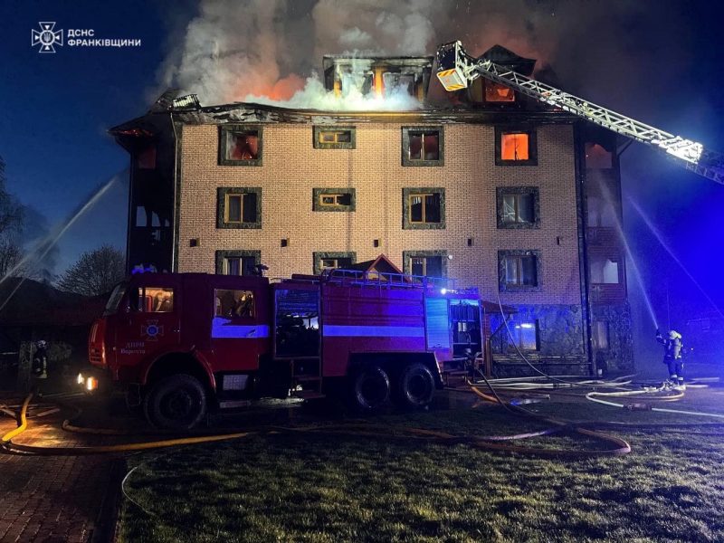 У Ворохті вночі загорівся готель: пожежу гасили майже три години (ФОТО, ВІДЕО)