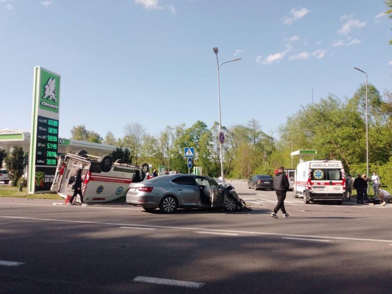 У Калуші "швидка" зіткнулася з автомобілем та перекинулася: є постраждалі (ФОТО) 11 438329602 3554585351425476 4100553476530326979 n