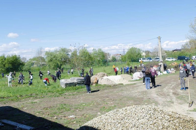 Спільна толока: жителі Калуша гуртом прибирали на території майбутнього реабілітаційного центру (ФОТО)
