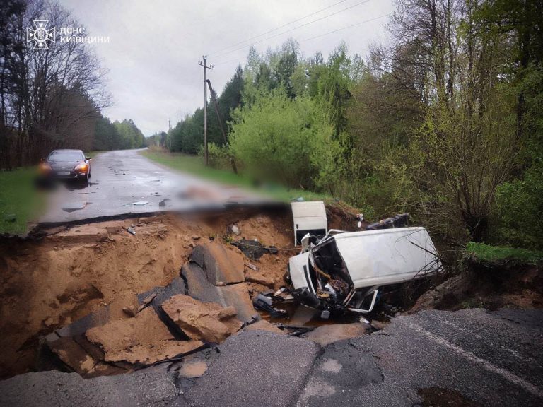 На Київщині мікроавтобус провалився у провалля посеред дороги (ФОТО)