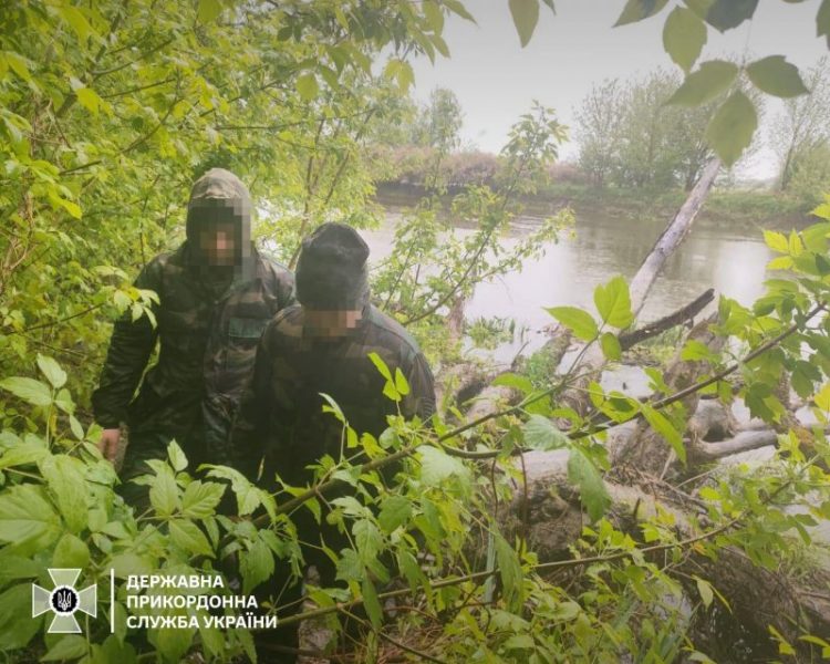 Двоє братів переплили річку, аби повернутися в Україну: їх зустріли прикордонники (ФОТО)