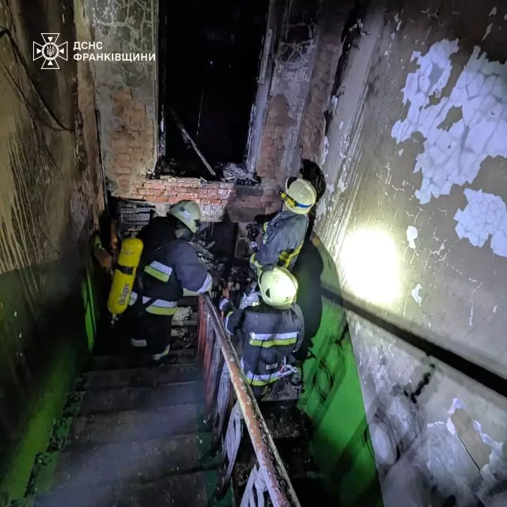 У Коломиї трапилася пожежа на сходовій клітці житлового будинку (ФОТО)