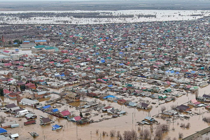 У Росії прорвало дамбу, яку збудували 10 років тому: затоплює місто (ФОТО)