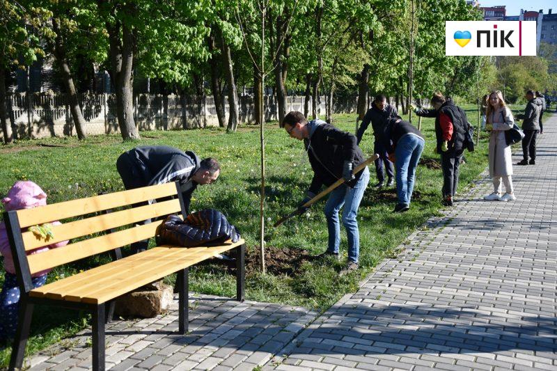 Велика толока: мер Франківська разом із дружиною посадили ясені на алеї "Позитрону" (ФОТО) 4 DSC 0183 scaled