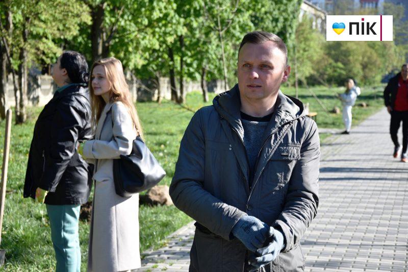 Велика толока: мер Франківська разом із дружиною посадили ясені на алеї "Позитрону" (ФОТО) 6 DSC 0188 scaled