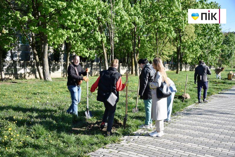 Велика толока: мер Франківська разом із дружиною посадили ясені на алеї "Позитрону" (ФОТО) 7 DSC 0190 scaled