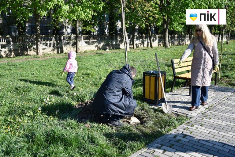 Велика толока: мер Франківська разом із дружиною посадили ясені на алеї "Позитрону" (ФОТО) 11 DSC 0198