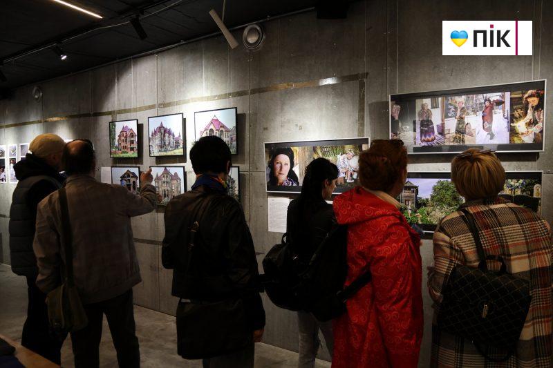 Люди Прикарпаття: на відкритті виставки німецьких фотографів у Франківську (ФОТО) 24 IMG 1662 2 scaled