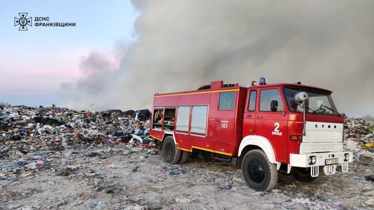 Поблизу Франківська перевірили повітря через пожежу на сміттєвому полігоні