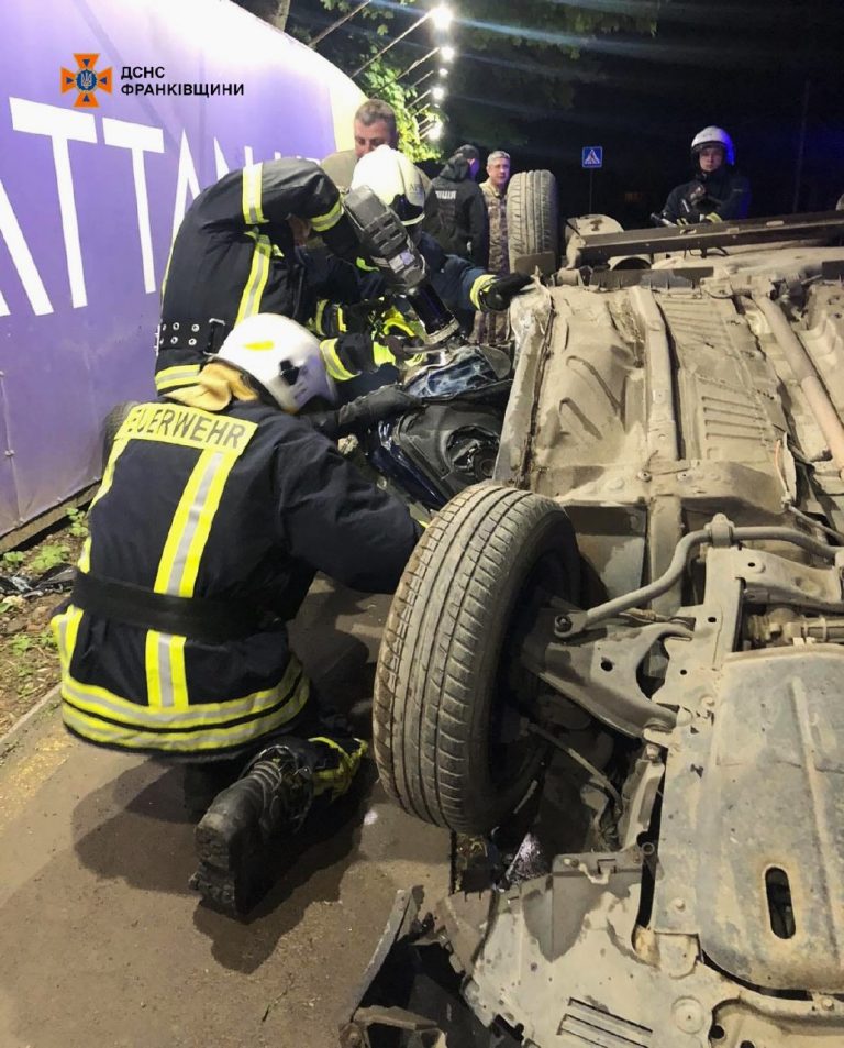 У Франківську перекинувся автомобіль: постраждала людина (ФОТО) 2 IMG 20240426 084610 067