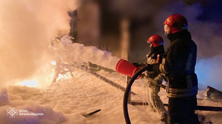 Внаслідок російського обстрілу на Прикарпатті виникла масштабна пожежа (ФОТО) 11 photo 2024 04 27 08 09 41