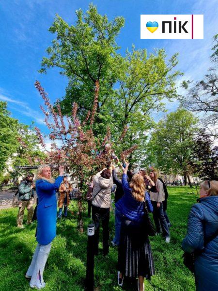 Франкове місто писанкове: сквер Міцкевича набув нових барв перед Великоднем (ФОТО) 6 photo 7 2024 04 25 12 28 43 scaled
