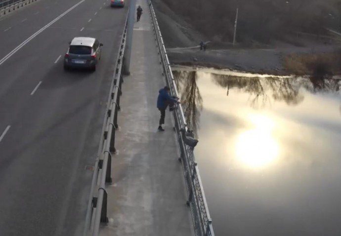 У Чорткові 15-річний хлопець хотів стрибнути з мосту: його врятував поліцейський
