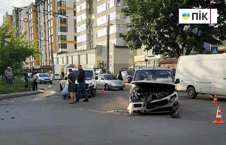 Ввечері в Івано-Франківську трапилася потрійна ДТП (ФОТО, ВІДЕО) 9 1 7