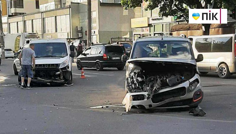 Ввечері в Івано-Франківську трапилася потрійна ДТП (ФОТО, ВІДЕО) 3 3 7 scaled
