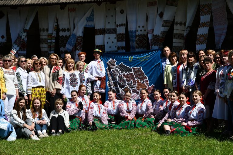 На Рогатинщині презентували вишиту карту громади (ФОТО) 3 436341602 779795314246935 1702371513043922714 n