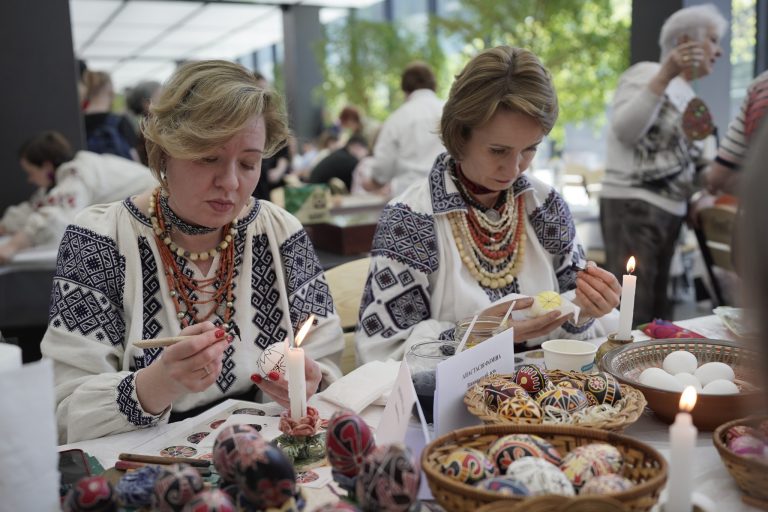 Встановили рекорд: майстри з усієї України за 5 годин розписали 800 писанок (ФОТО)