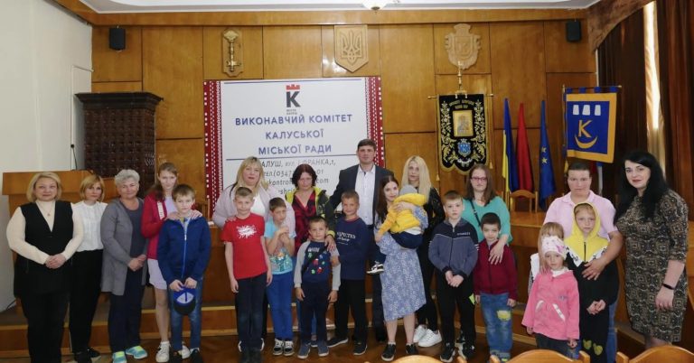 У Калуші роздали великодні гостинці багатодітним сім'ям (ФОТО)