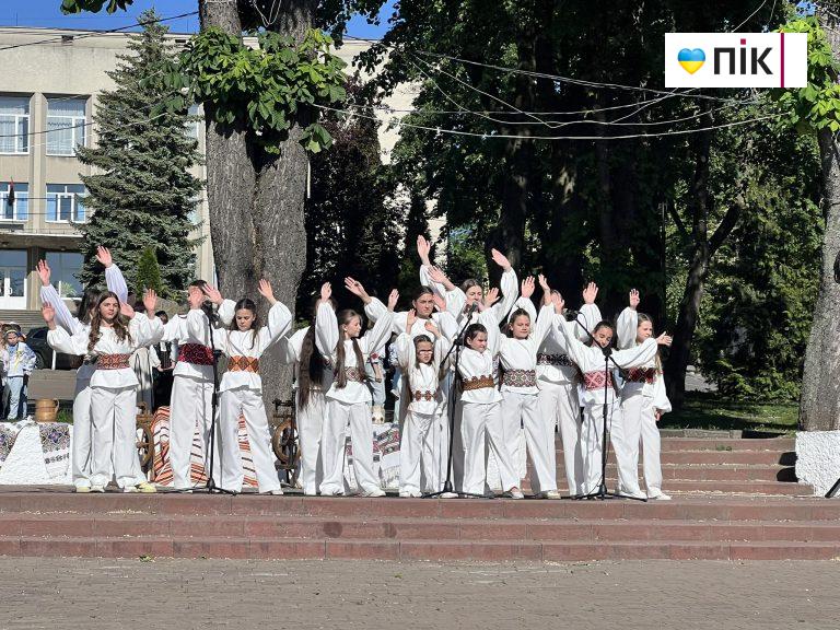 День вишиванки: в Калуші провели етнопоказ (ФОТО) 11 438271527 1921571174980243 4334218373689840897 n