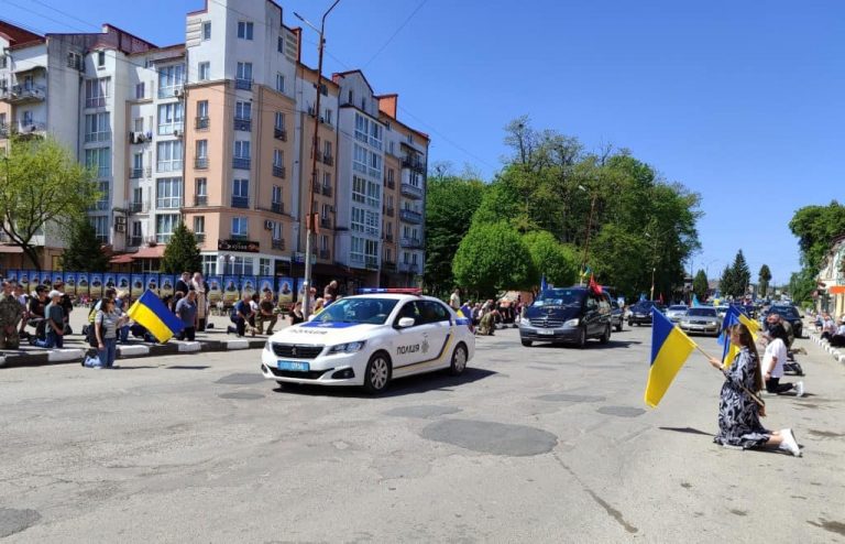 На Прикарпаття прибув скорботний кортеж з тілом воїна (ФОТО) 7 440879441 837568478402105 16923290143978686 n