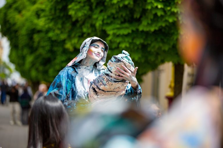 У Франківську підготували перформанс живих скульптур "Ніжність" (ФОТО) 4 У Франківську підготували перформанс живих скульптур "Ніжність" (ФОТО)